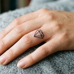 tatouage diamant doigt